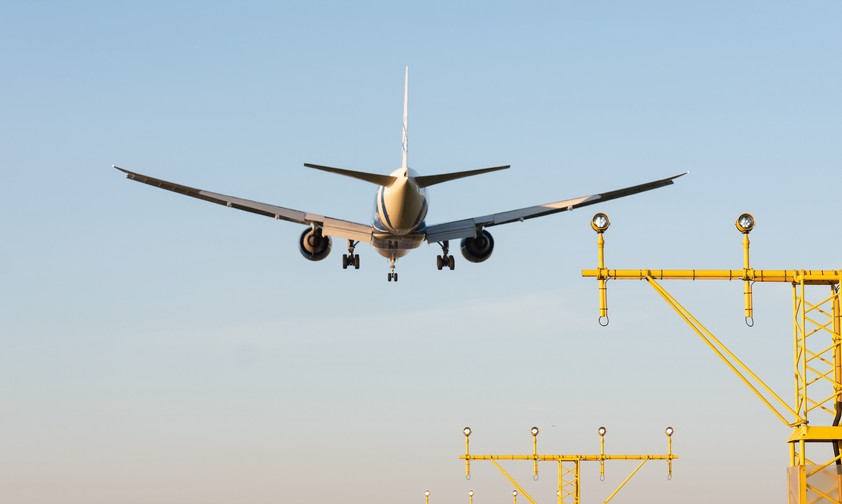 Landendes Flugzeug in Schiphol: Bald nur noch zu bestimmten Zeiten.