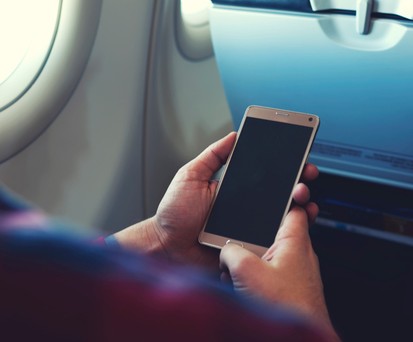 Eine Befragung von Turkish Airlines und Nielsen zeigt: Eine Mehrheit der Deutschen wie auch der Briten, US-Amerikaner, Japaner, Franzosen und Schweden lehnt die Nutzung von Mobiltelefonen während des Fluges ab. In Deutschland ist die Ablehnung am höchsten. Nur 36% wünschen sich hierzulande, dass das Telefonieren an Bord erlaubt wird. Der Grund: 80 % der befragten Deutschen empfinden es als Belästigung oder Störung. 69% finden zudem, es sei nicht nötig, ständig erreichbar zu sein. In Indien liegt der Anteil der Telefon-Befürworter bei 73%, in China bei 70%.