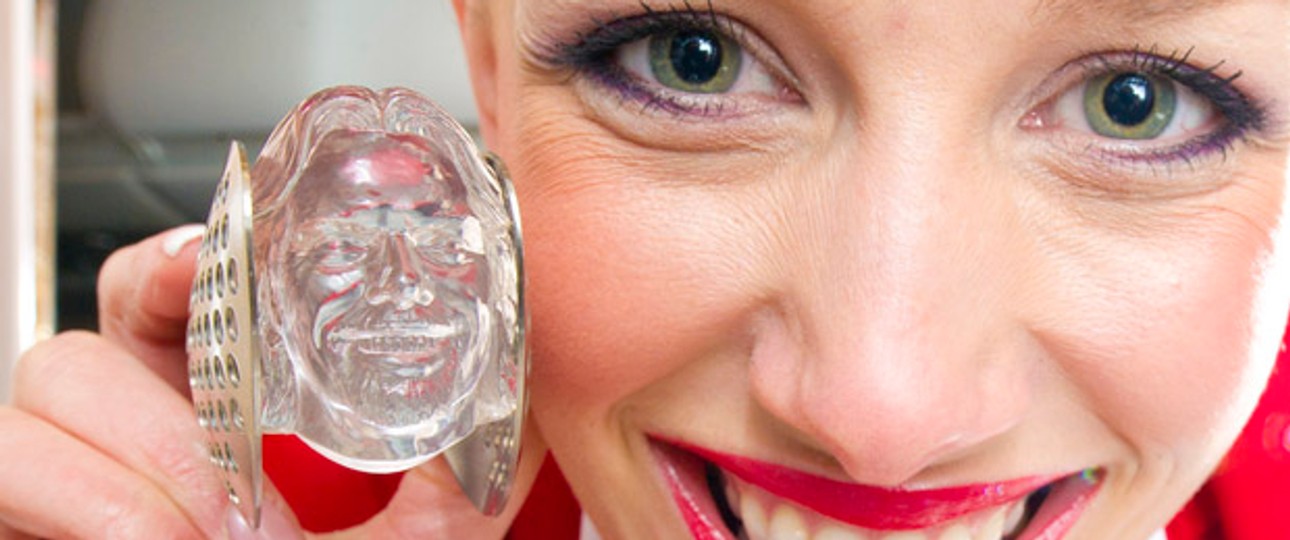 Virgin-Stewardess mit Eiswürfel in Form von Richard Branson: Firmengründer ändert Strategie.
