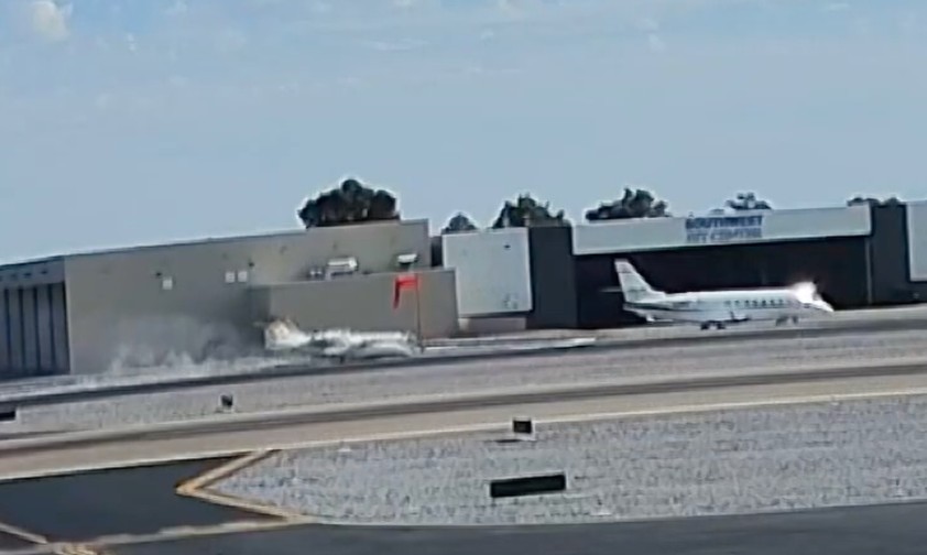 Learjet rast in geparkte Gulfstream