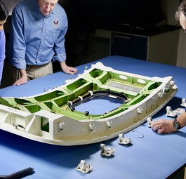 Fachleute des NTSB inspizieren die Teile.