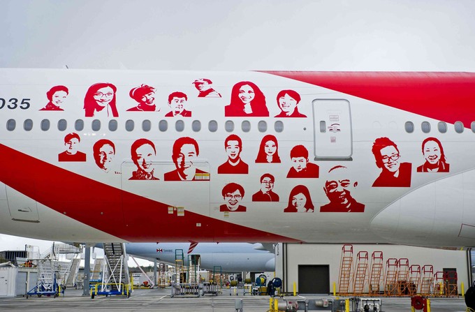 Air China hatte vier Jahre zuvor schon eine ähnliche Bemalung - wenn auch nicht mit Mitarbeitenden.