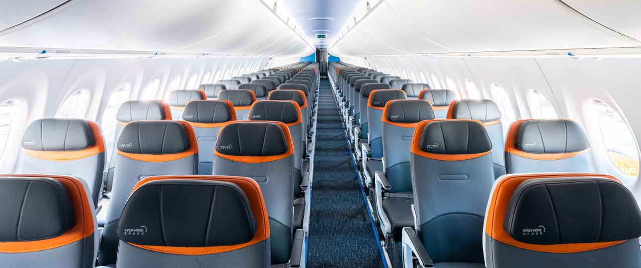 Die Kabine von Jetblues Airbus A220-300: Die Sitze mit orangenem Kopfteil...