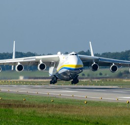 Sie hat sechs Triebwerke und es gibt sie nur ein einziges Mal weltweit: Die Antonov An-225 aus der Nähe zu besichtigen, steht auf der Bucket List von Thomas Nebel, Jojo Due und bestimmt von vielen weiteren Flugzeugenthusiasten.