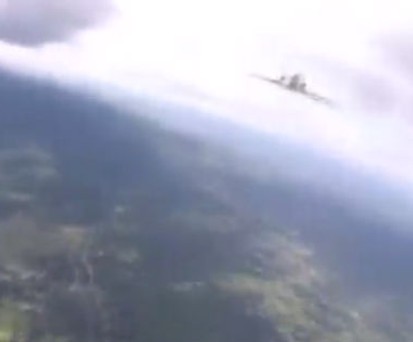 Fallschirmspringer begegnet Flugzeug