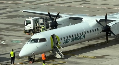 Aash 8 Q-400 am Flugahfen BER: Die Airliner verbindet Friedrichshafen mit Sylt über Berlin.