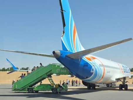 Die Boeing 737 Max von Flydubai nach der Landung in Saudi-Arabien: Schaden am Heck zu sehen.