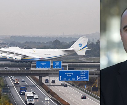 An-225 in Leipzig/Halle und Airport-Chef Johannes Jähn.