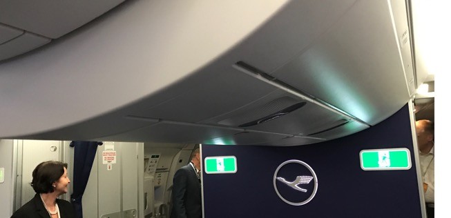 Wer in den letzten vier Economy-Reihen (39 bis 42) in der Mitte sitzt, hat - wie in den A350 aller Betreiber - keinen Stauraum über sich. An jenem Ort befinden sich die Schlafkojen der Crew.