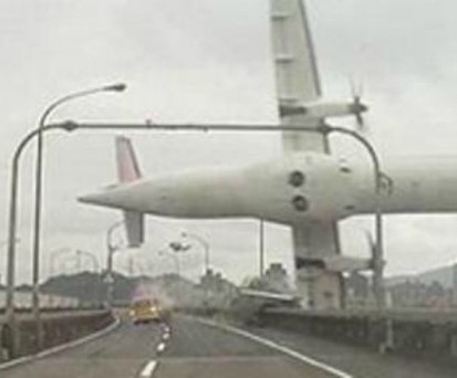 Am 04. Februar 2015 stürzte eine Turboprop ATR 72-600 von Trans Asia mit 53 Passagieren und 5 Crew-Mitgliedern in den Keelung-Fluss.