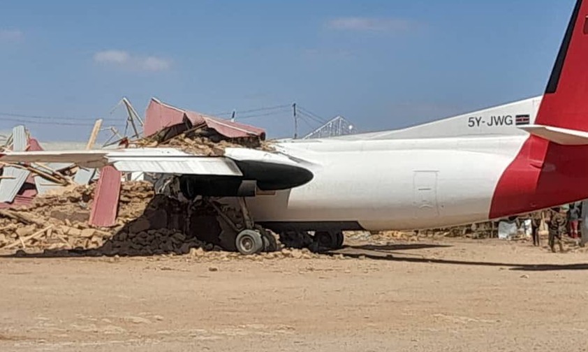Fokker 50 von Jetways Airlines: Sie krachte in ein Haus.
