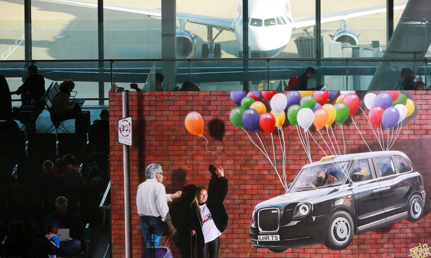 «Floating Taxi» von Rogue One im Terminal 5 des London-Heathrow Airport: Der Künstler malte das Werk zuerst auf einer Gebäudewand in Glasgow.