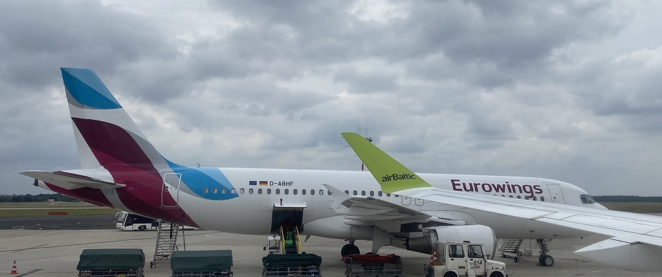 Foto aus dem Juli 2022: Airbus A320 von Eurowings, zu sehen aus einem A220 von Air Baltic - der für Eurowings unterwegs war.