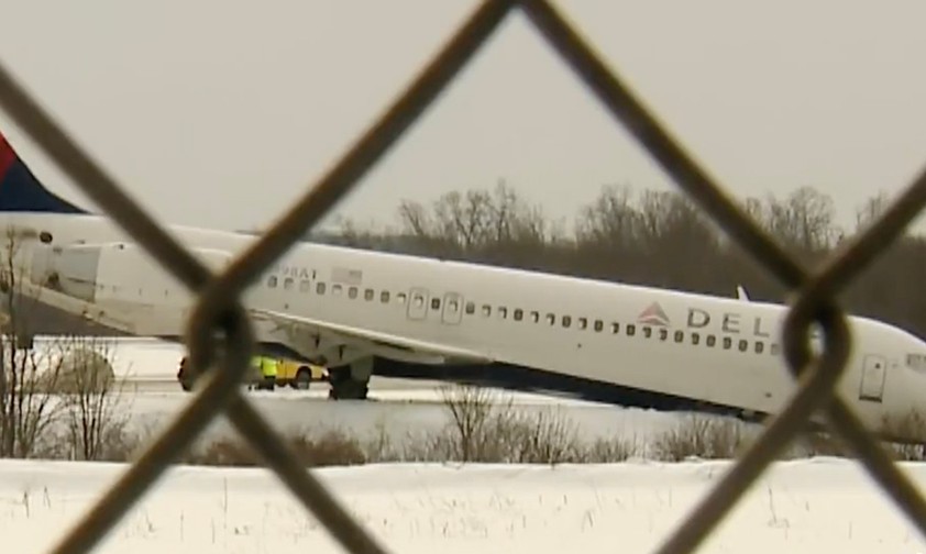 Boeing 717 von Delta fällt mit Nase in Graben