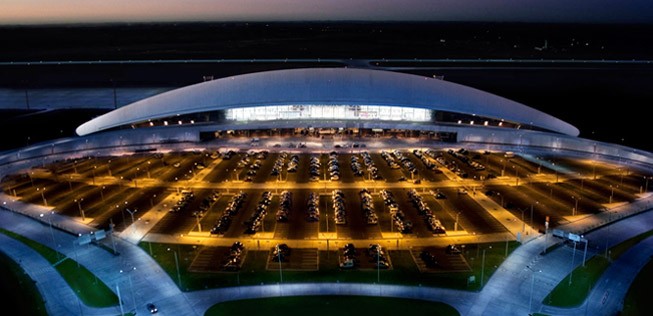 <p style="text-align: left;">Carrasco, Montevideo, Uruguay: <span style="font-weight: 400;">Der </span><span style="font-weight: 400;">Aeropuerto Internacional de Carrasco in Montevideo wurde neu gebaut, um Touristen ein eindrucksvolles Eingangstor nach Uruguay präsentieren zu können. Kurze Wege sind hier keine leeren Worte.</span></p>