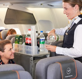 Service in der Premium Economy von Lufthansa: Erste Testflüge mit dem neuen Konzept starten im April ab München.
