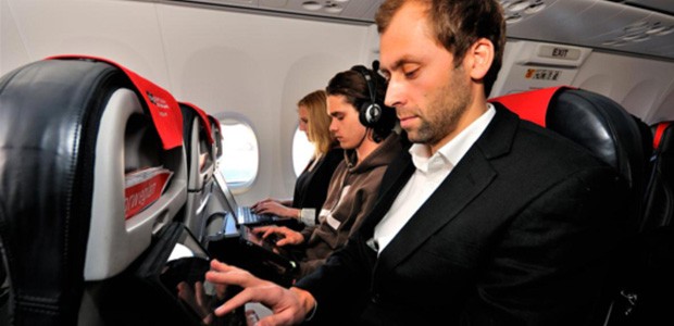 Passagiere mit Handys und Laptop: Keine Seltenheit mehr