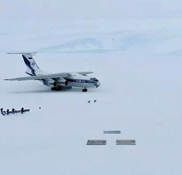 Ilyushin Il-76 landet auf neuer Landebahn in der Antarktis