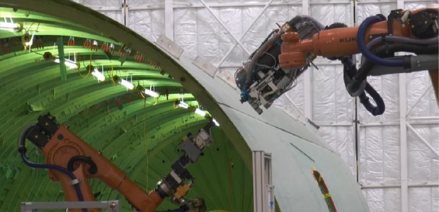 Roboter bei der Arbeit: Die Maschinen sollen Boeing Zeit und Geld sparen - und die Arbeiter vor Verletzungen schützen.