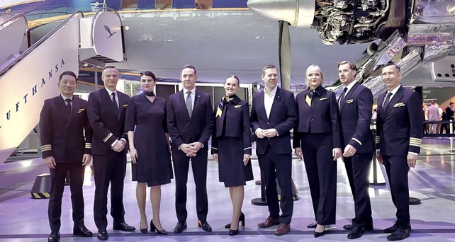 Vor der Super Constellation: Lufthansa-Angestellte mit der neuen Uniform, dazu Lufthansa-Chef Jens Ritter (4. v. l.) und Kommerzchef Heiko Reitz (6. v. l.).