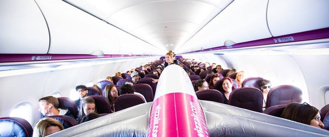 Reisende in einem Flieger von Wizz Air: Wiener Basis schrumpft nicht.