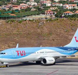 Eine Boeing 737-800 von Tui am Flughafen von Madeira: 2019 mussten 900 Flüge aufgrund des Wetters umgeleitet werden.