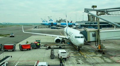 Boeing 737 von El Al am Flughafen Amsterdam: Der Zoll kontrolliert Reisende auf Waren aus von Israel besetzten gebieten.