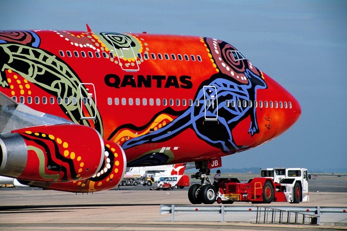 Eine Boeing 747 in den 1990er-Jahren mit ethnischem Design.