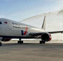 Boeing 767 von Azur Air: Dieses Mal wurde sie nicht mit einer Wasserfontäne begrüßt.