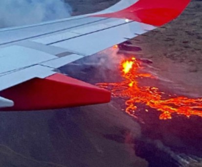 Blick aus dem Flugzeug: Lava bahnt sich ihren Weg am Boden.