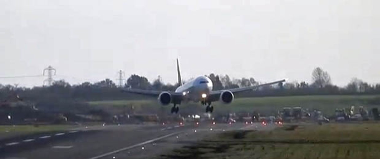 Boeing 777-300ER von Emirates: Die Landung in Birmingham ist zuerst missglückt.