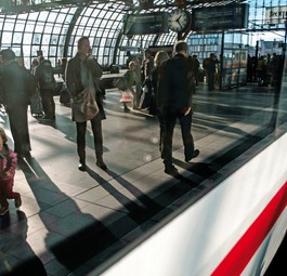 ICE am Bahnhof: Das Angebot an Verbindungen zum Flughafen Frankfurt wird erweitert.