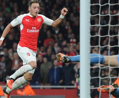 Arsenal-Spieler Özil: Fliegt 14 Minuten nach Norwich.