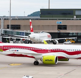 Flieger von Air Baltic und Swiss in Zürich: Die Schweizer Gewerkschaften weheren sich.