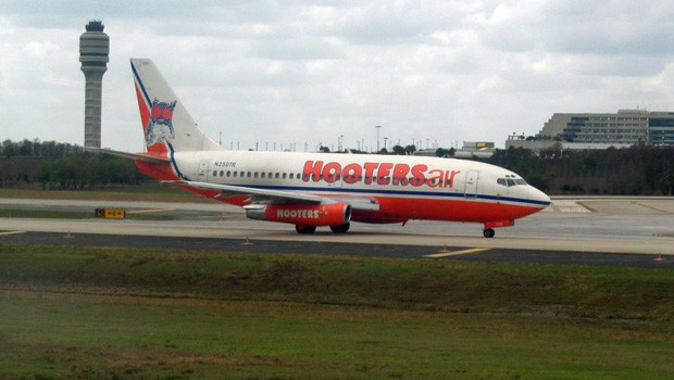 Hooters Air aus den USA: Kein Kommentar. Die Airline stellte 2006 nach nur drei Jahren den Betrieb ein.