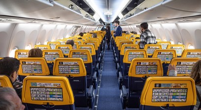 Kabine von Ryanair: Die Airline erhebt in England eine Gebühr, wenn man neben seinen Kindern sitzen will.