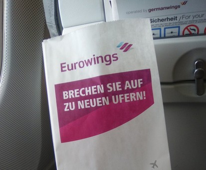 Spucktüte als Marketinggag bei Eurowings: Künftig je Sitzreihe nur noch einmal.