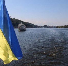 Schiffe auf dem Dnjepr: Das Denkmal für die Opfer von Flug PS752 soll im Verbovyi Park am Flussufer entstehen.