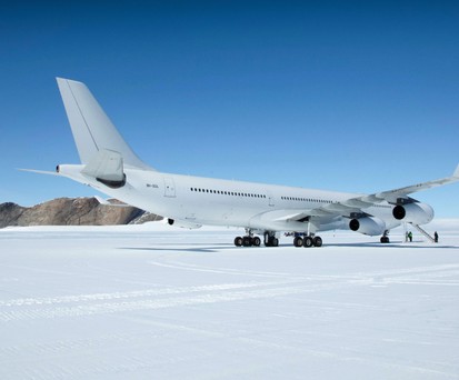 Airbus A340 von Hi Fly auf dem Wolf’s Fang Runway in der Antarktis: Nach 4630 Kilometern Flugstrecke ab Kapstadt ...