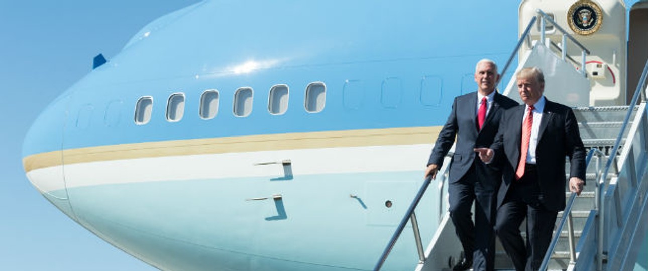 US-Präsident Trump und sein Vize vor der Air Force One: In dieser Legislaturperiode werden die neuen Flieger nicht mehr fertig.