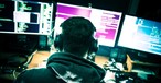 Hacker vor seinem Computer: In den USA warnt dass FBI die Luftfahrtbranche.