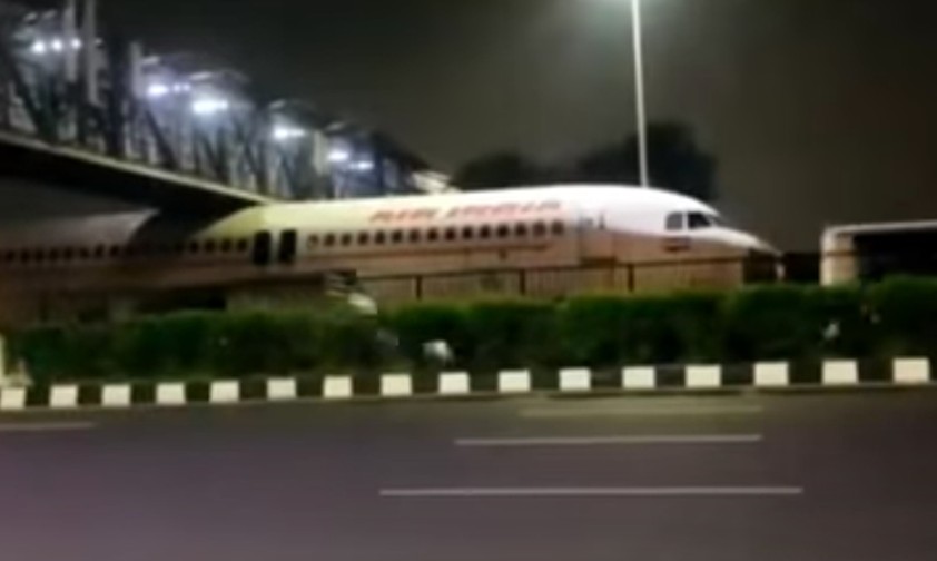 Ex-Air-India-Flieger bleibt unter Brücke stecken