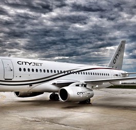 Kennzeichen EI-FWA: Noch kann der Superjet nicht nach London City.