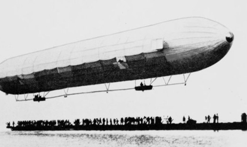 Erstflug am 2. Juli 1900: LZ1 startete von einem Ponton auf dem Bodensee und flog 18 Minuten.