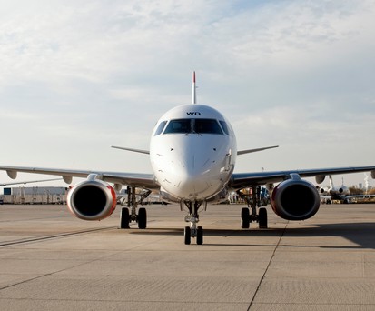 Embraer E195 von Austrian Airlines: In solch ein Flugzeug drang der Mann ein.