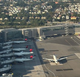 Delta-Flugzeuge am Flughafen LaGuardia: Kürzlich wurde vor Raketenwerfern gewarnt.