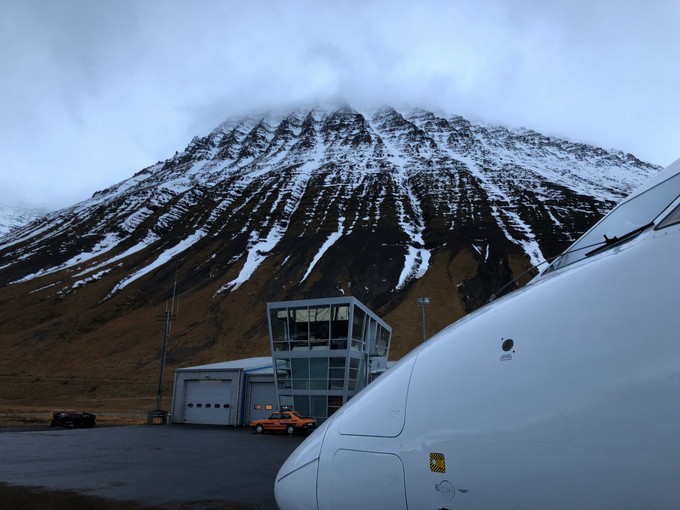 Der Flughafen wird von Air Iceland Connect mehrmals täglich bedient.