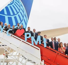 United Airlines feiert den Erstflug 2026 nach Mallorca: Die Airline fliegt im Sommer Newark-Mallorca sechsmal pro Woche.