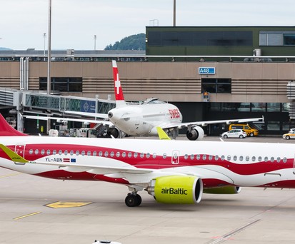 Flugzeuge von Air Baltic und Swiss in Zürich: Lohndumping?