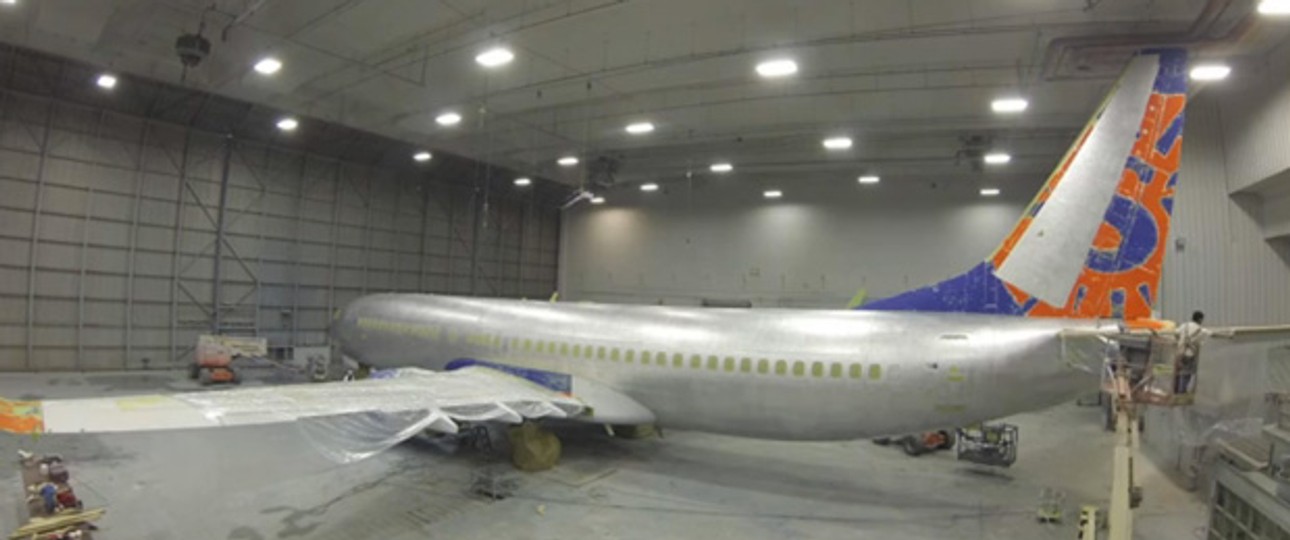 Der Flieger bekommt ein neues Kleid.